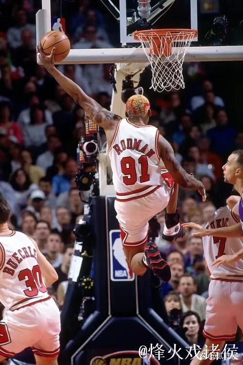 布朗引诱内线防守,高抛传球助攻奥利弗单手抗压拨球入框! 布朗引诱内线防守,高抛传球助攻奥利弗单手抗压拨球入框!